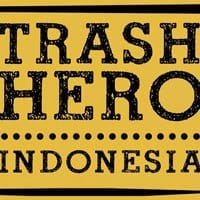 trash-hero Panneau jaune comportant une inscription noire à l'aspect vieilli indiquant « TRASH HERO » et, en plus petit, « INDONESIA » en dessous, avec une ligne décorative en pointillés entre les mots.